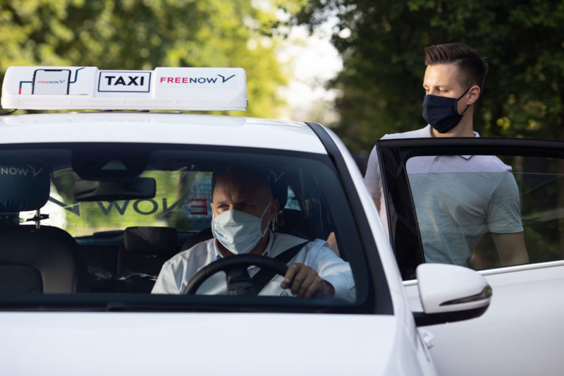 PasazÌer i kierowca w maseczce